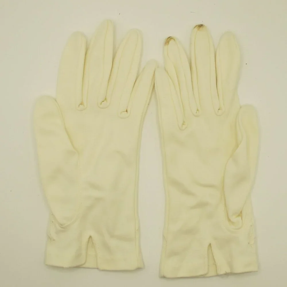 White ladies nylon gloves with embroidered detail – one size fits all